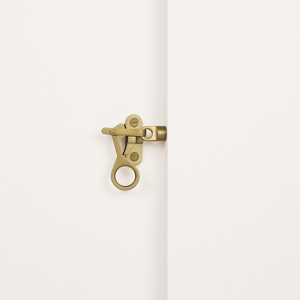 Southbank Skandinavischer Fensterriegel – Antikes Messing
