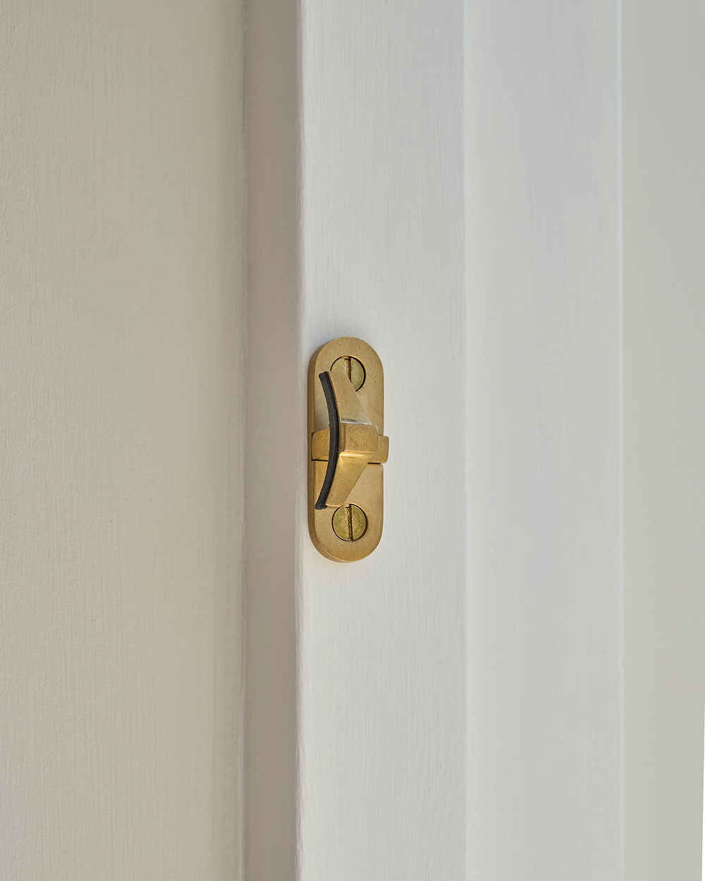 Southbank Skandinavischer Fensterriegel – Antikes Messing
