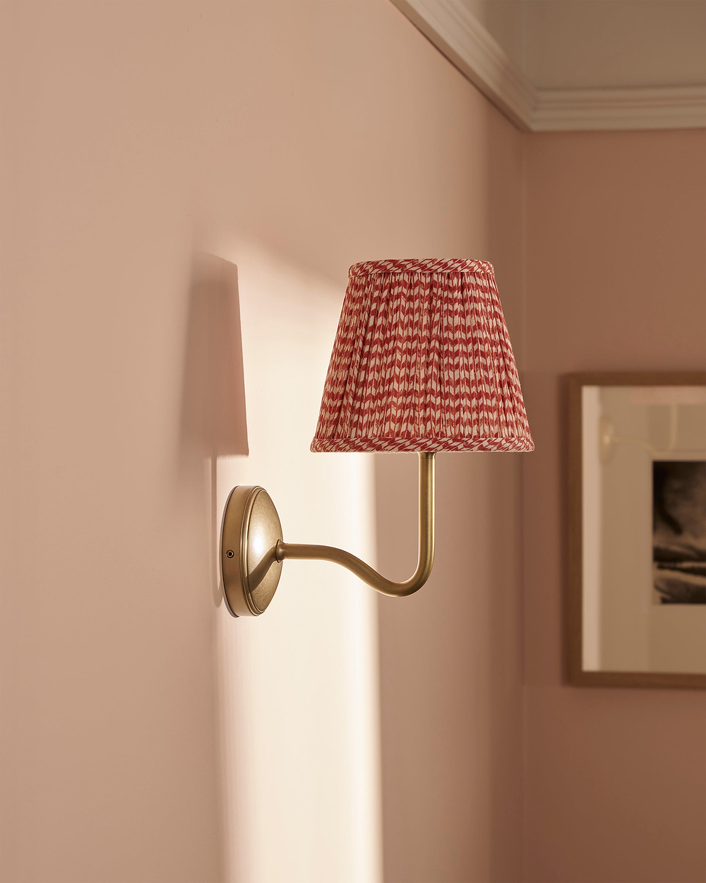 Malvern Applique Media con Paralume Plissettato Rosso Terracotta – Ottone Antico