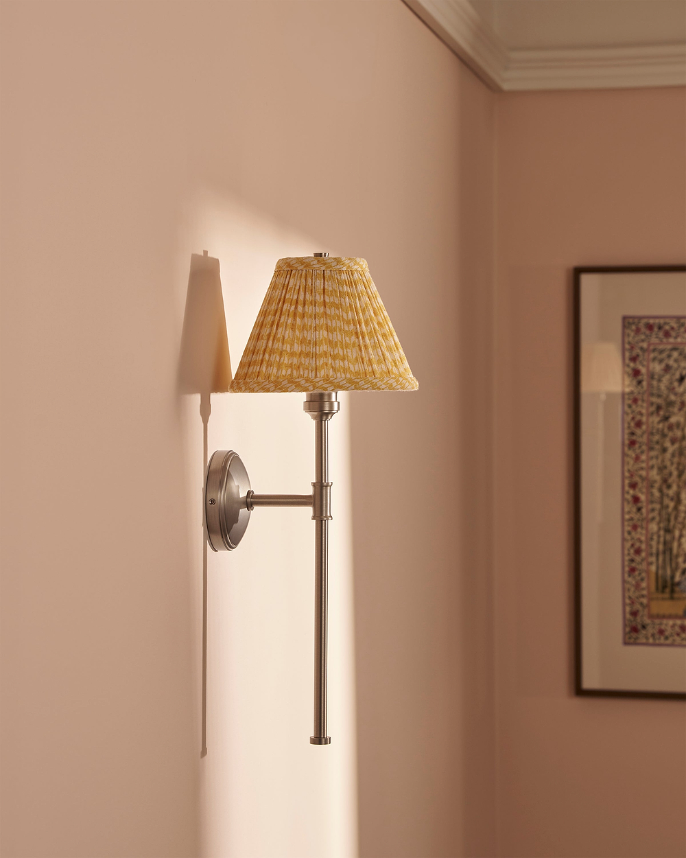 Cotswold Vägglampa, Plisserad Lingul – Borstad Nickel