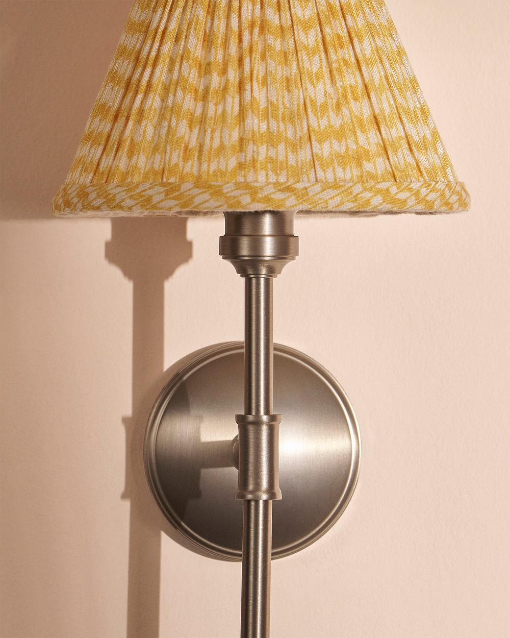 Cotswold Vägglampa, Plisserad Lingul – Borstad Nickel