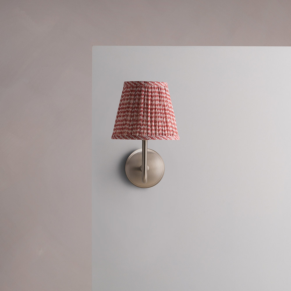 Malvern Medium-Wandleuchte Plissierter Schirm Terrakottarot – Satinnickel
