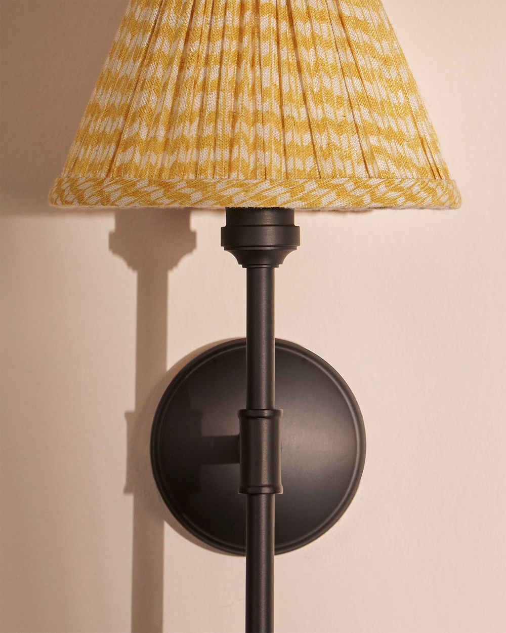 Cotswold Applique Murale Plissée Jaune Lin – Bronze