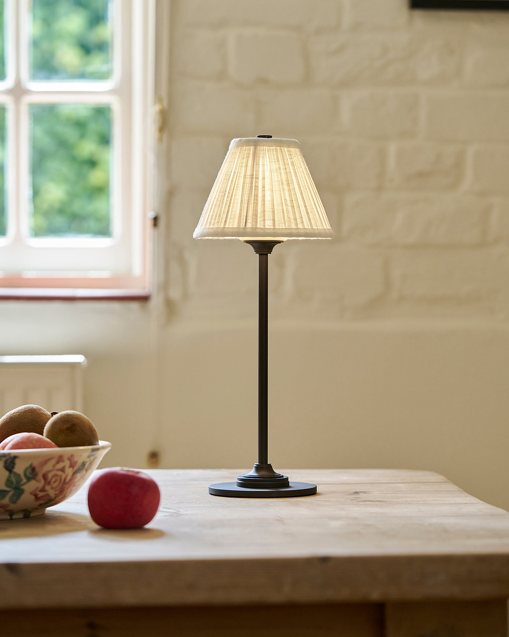 Cotswold Lámpara de mesa recargable de tela plisada blanco alabastro – Bronce