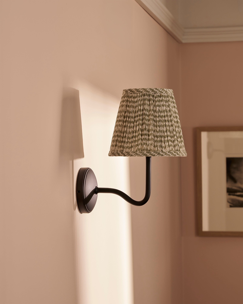 Malvern Medium Wandlamp Geplooid Mosgroen – Brons