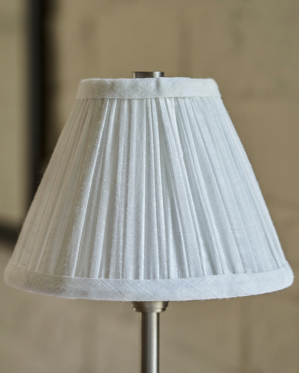 Cotswold Uppladdningsbar Bordslampa, Plisserad Alabastervit – Borstad Nickel