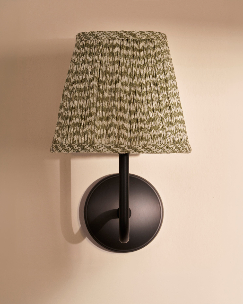 Malvern Medium Wandlamp Geplooid Mosgroen – Brons
