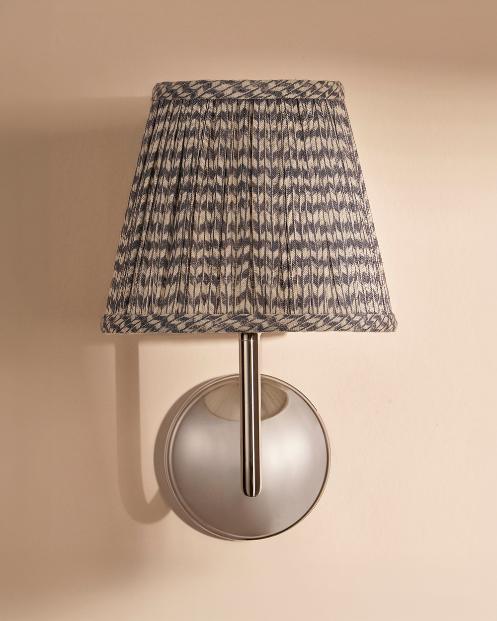Malvern Applique Media con Paralume Plissettato Blu Ardesia – Nichel Lucido