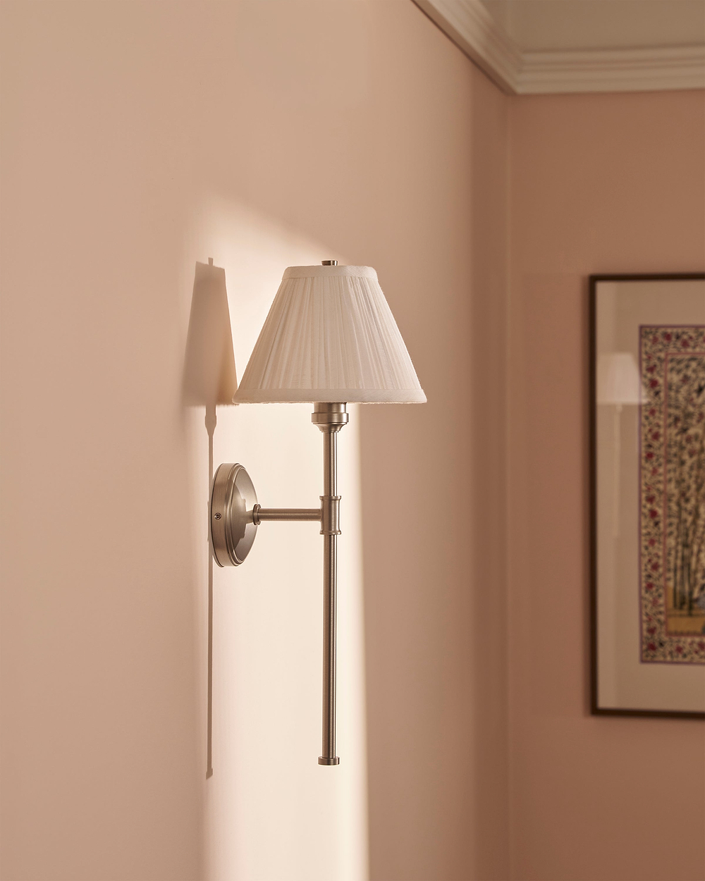 Cotswold Vägglampa, Plisserad Alabastervit – Borstad Nickel