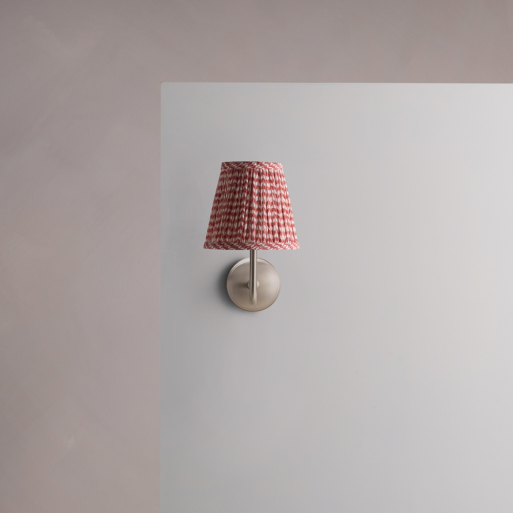 Malvern Liten Vägglampa, Plisserad Terrakottaröd – Borstad Nickel