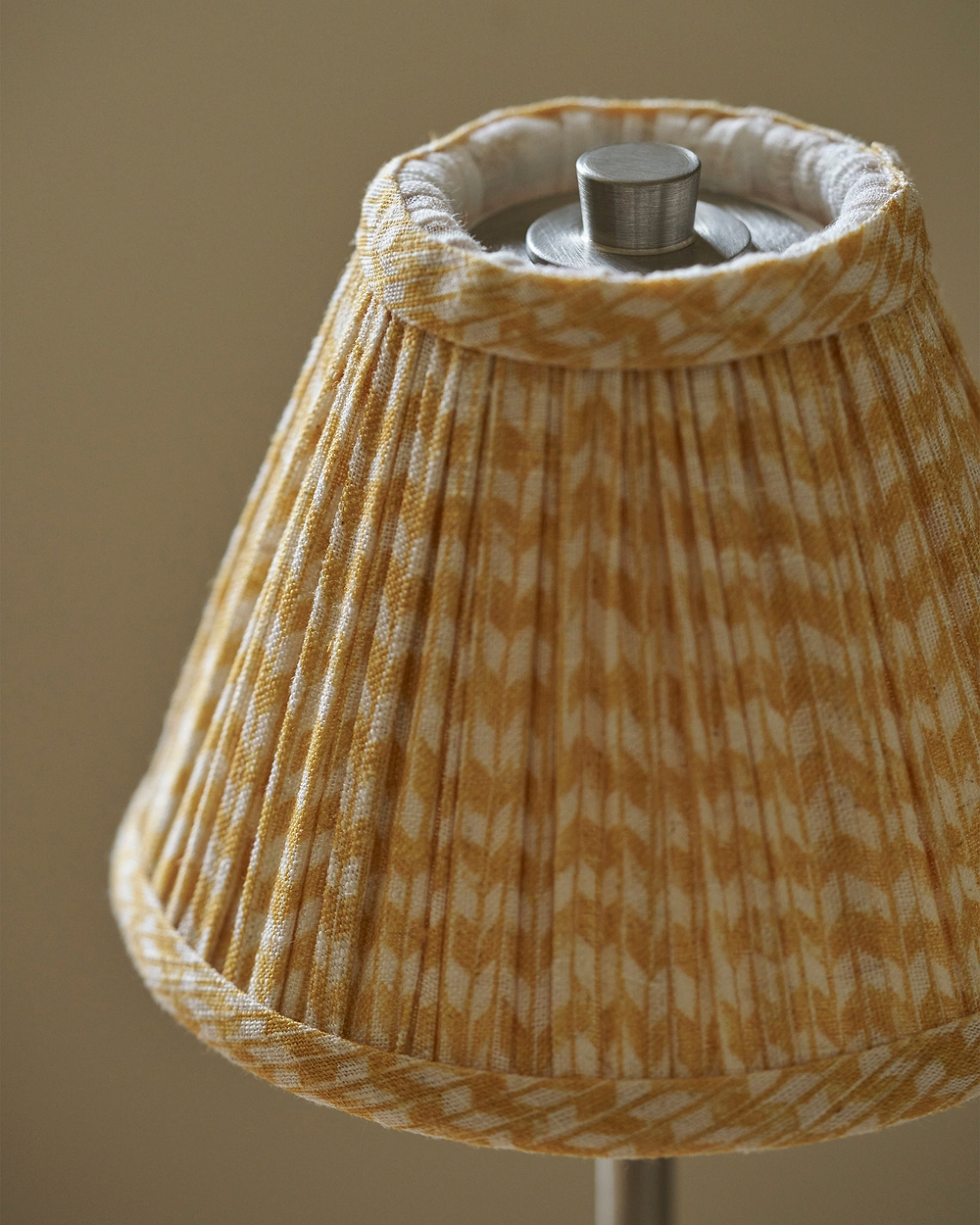 Cotswold plisowana lampa stołowa lniany odcień żółci z możliwością ładowania – Satynowy nikiel