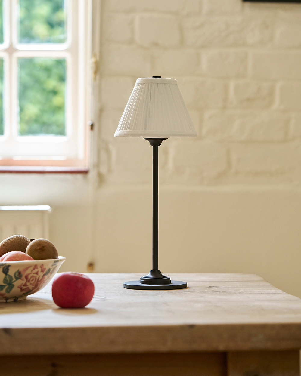 Cotswold Lámpara de mesa recargable de tela plisada blanco alabastro – Bronce