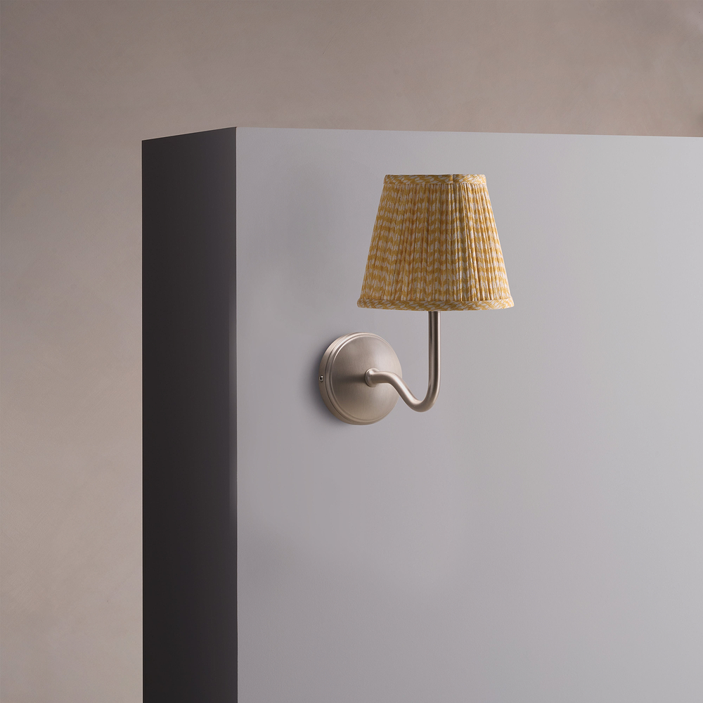 Malvern Medium Vägglampa, Plisserad Lingul – Borstad Nickel