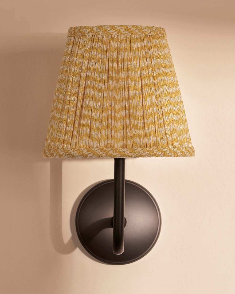 Malvern Medium Wandlamp Geplooid Vlasgeel – Brons
