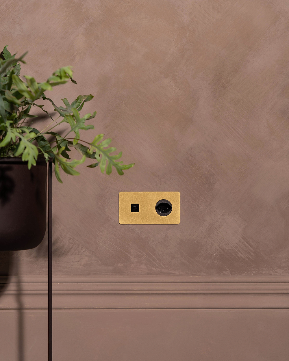 Kew USB-C-Anschluss (30 W) + Schweizer Steckdoseneinsatz (Typ J) je 1x in Zweifachrahmen – Antikes Messing | Schwarz