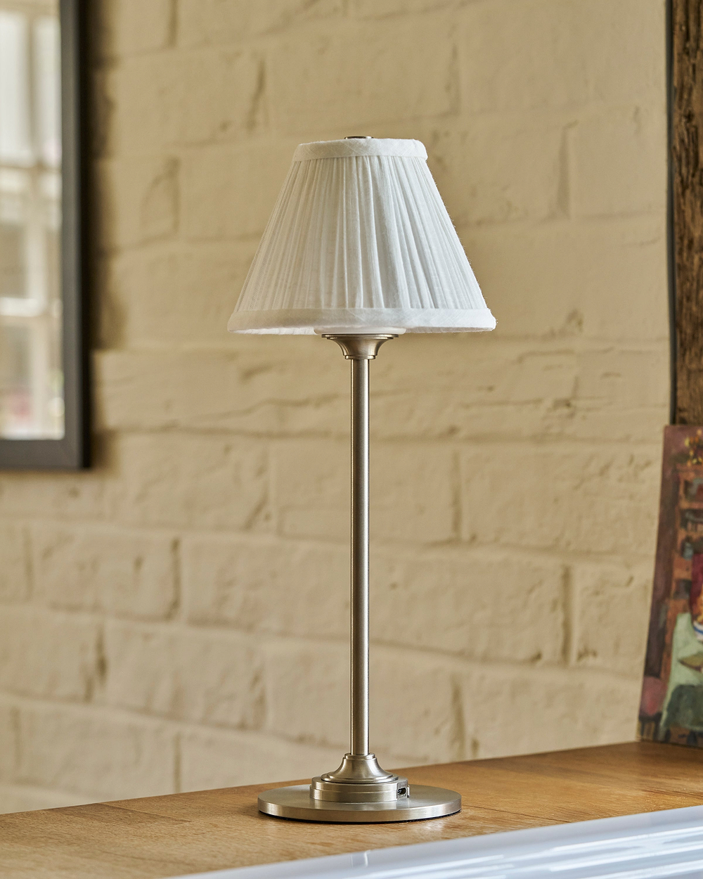 Cotswold Uppladdningsbar Bordslampa, Plisserad Alabastervit – Borstad Nickel