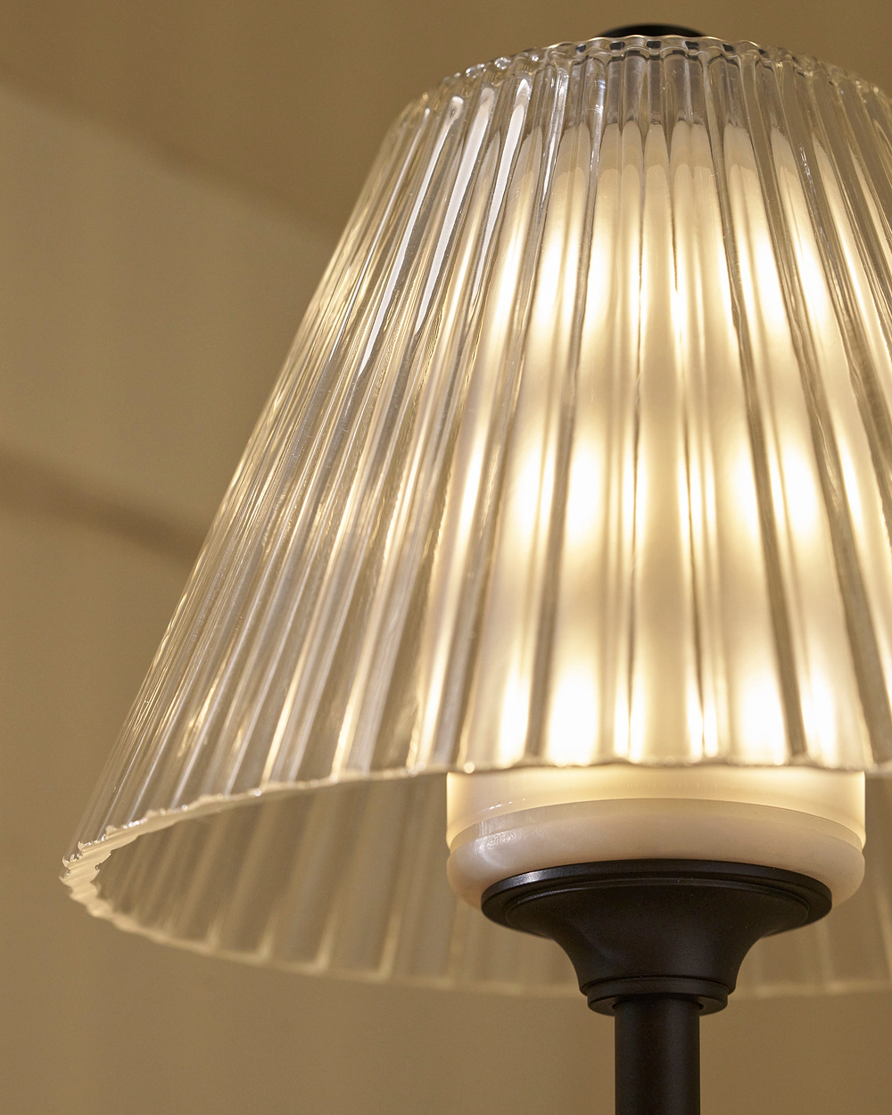 Cotswold Oplaadbare Tafellamp Geribbeld Glas – Brons