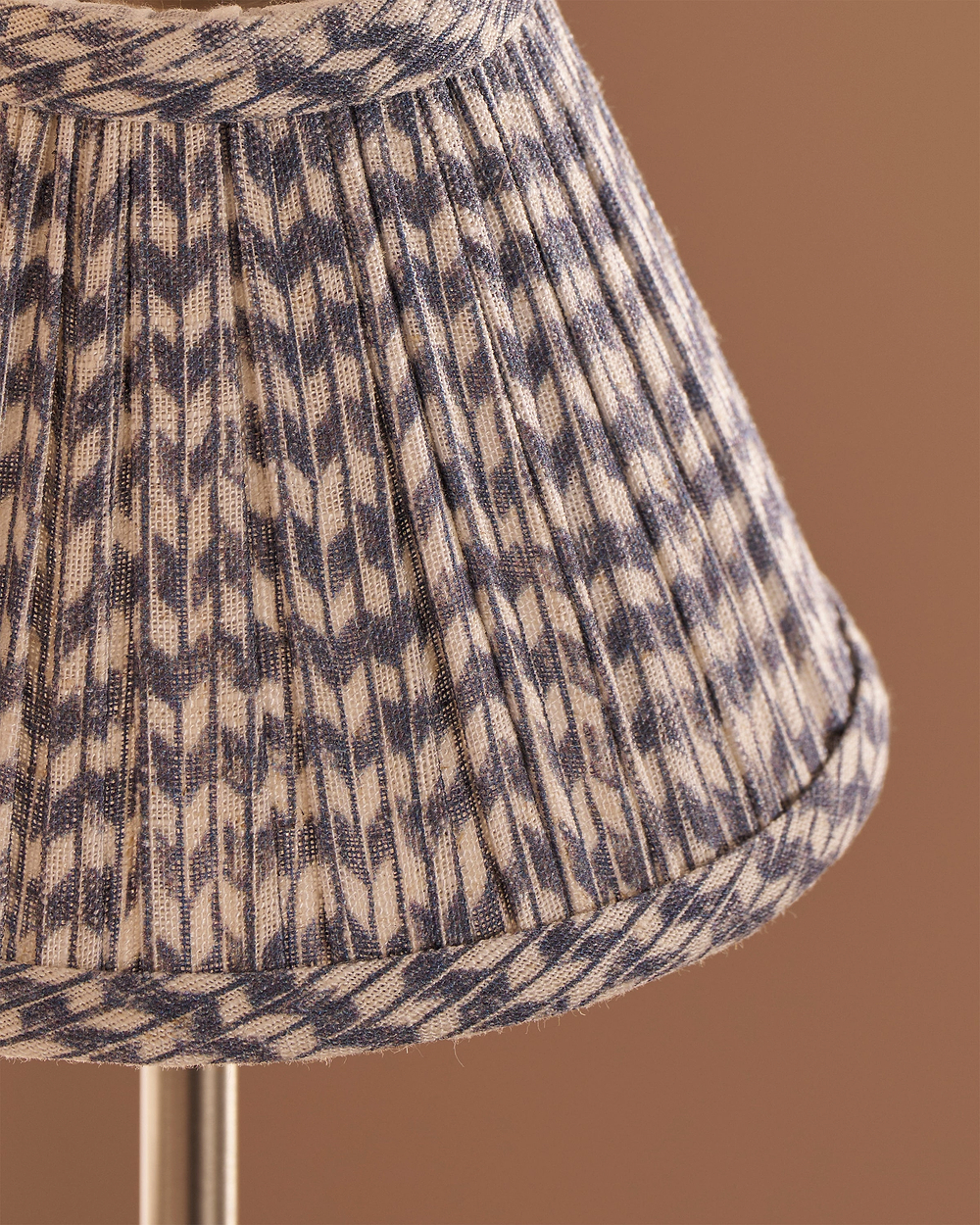 Cotswold Wandleuchte Plissierter Schirm Schieferblau – Satinnickel