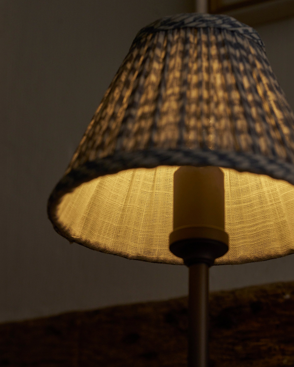 Cotswold Lampe de Table Rechargeable Bleu Ardoise Plissé – Bronze