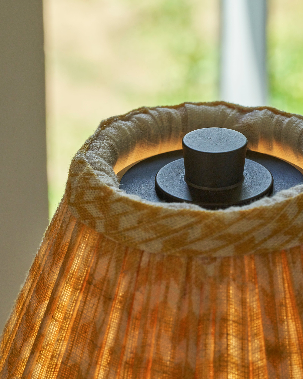 Cotswold Lámpara de mesa recargable de tela plisada amarillo pálido – Bronce