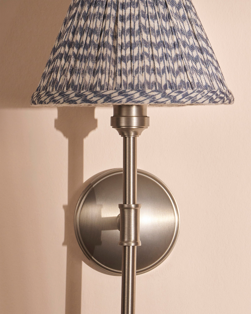 Cotswold Wandleuchte Plissierter Schirm Schieferblau – Satinnickel