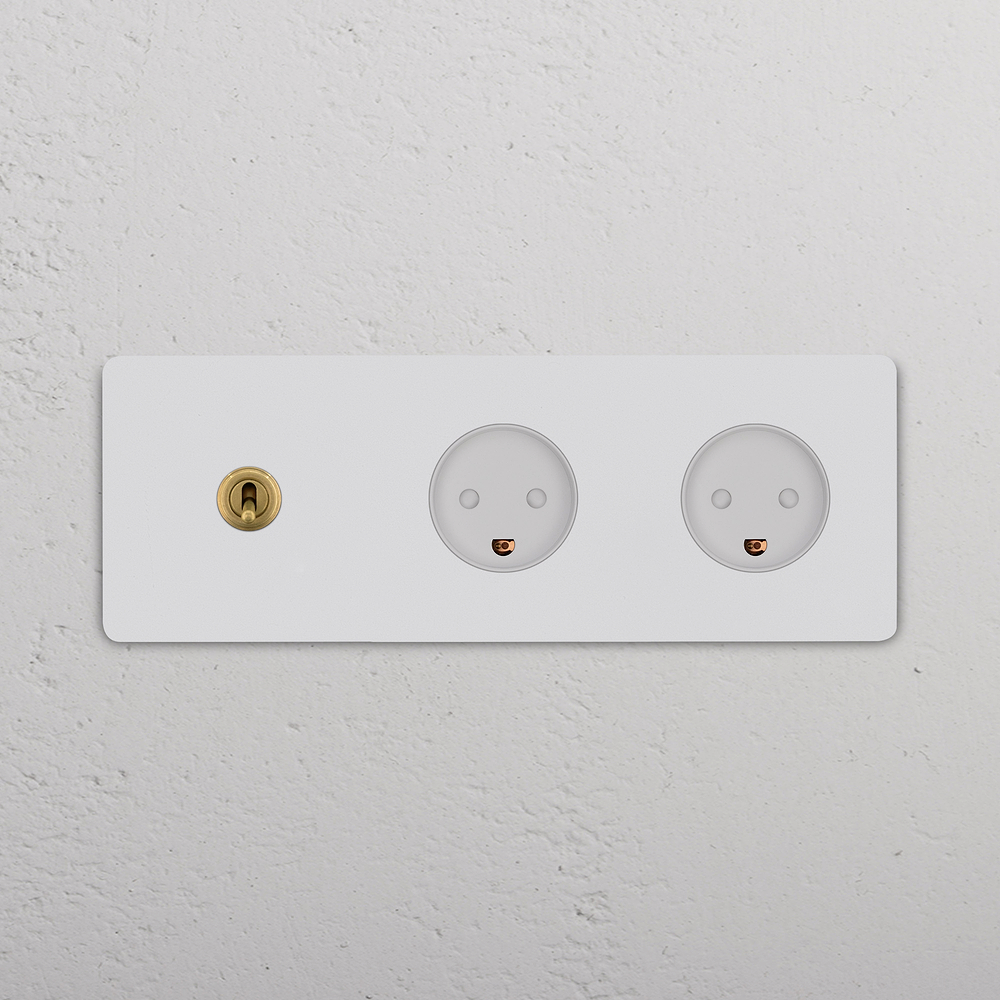 Grove Interruptor de palanca triple y 2 enchufes daneses tipo K – Latón antiguo y pintable | Blanco