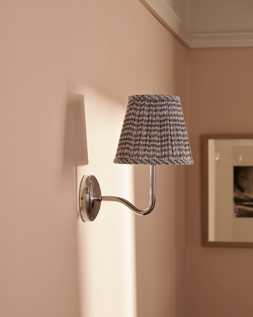 Malvern Applique Media con Paralume Plissettato Blu Ardesia – Nichel Lucido