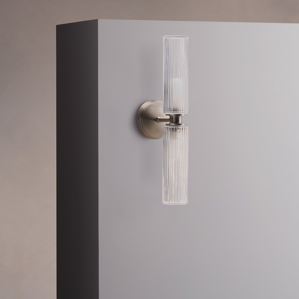Claremont Medium Wandlamp Geribbeld Glas – Satijnnikkel