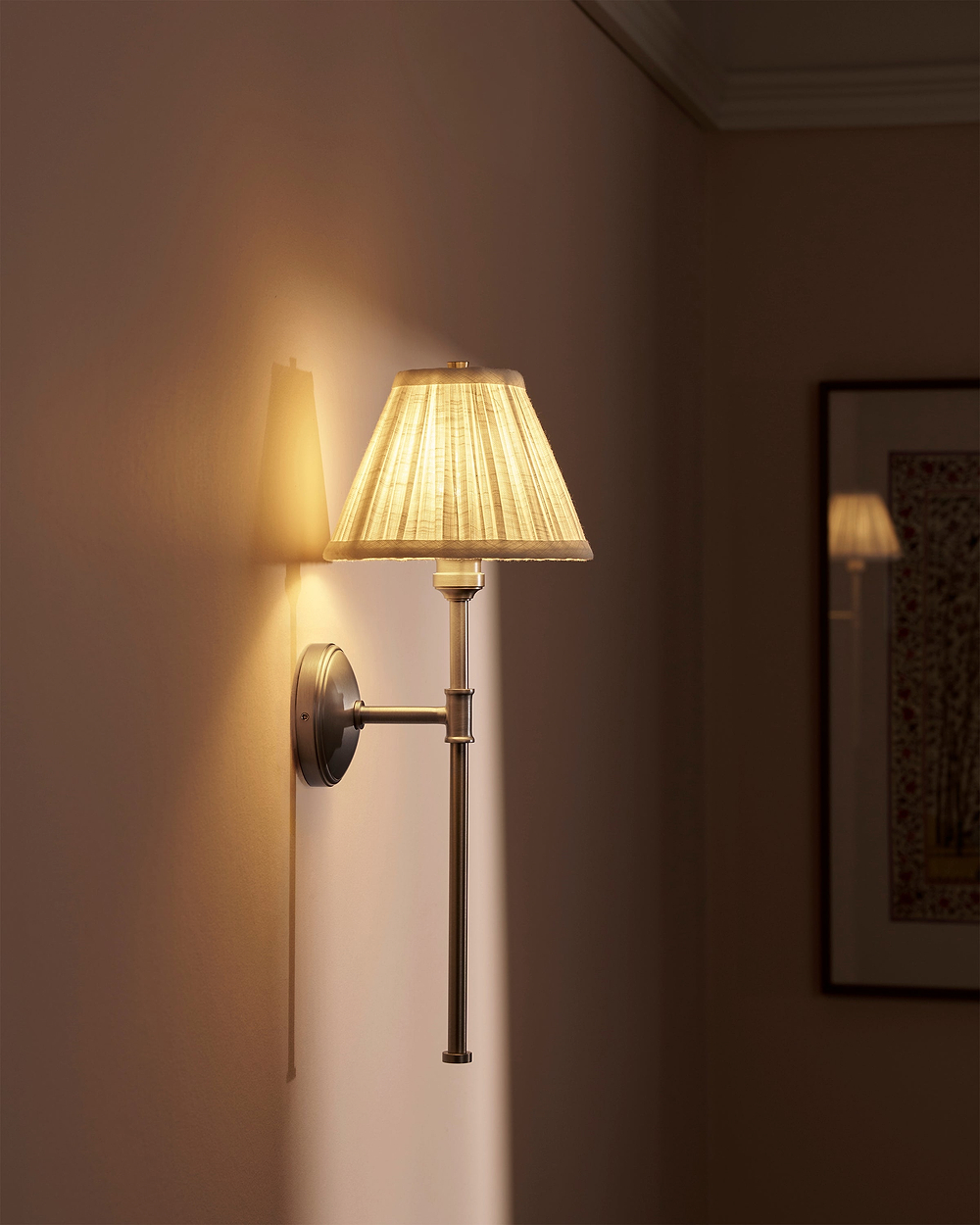 Cotswold Vägglampa, Plisserad Alabastervit – Borstad Nickel