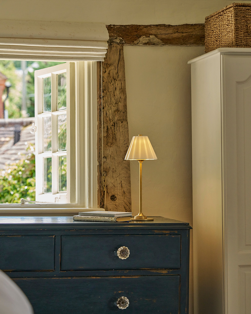 Cotswold Rechargeable Table Lamp Fine Porcelain – Antique Brass