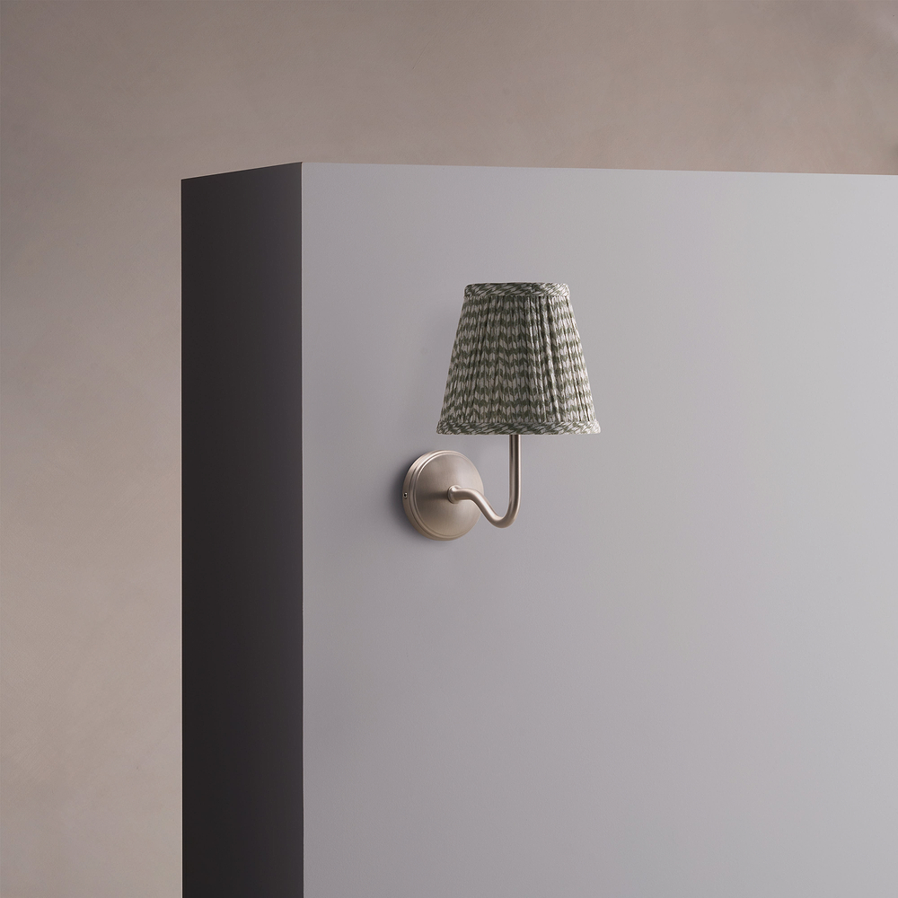 Malvern Liten Vägglampa, Plisserad Mossgrön – Borstad Nickel