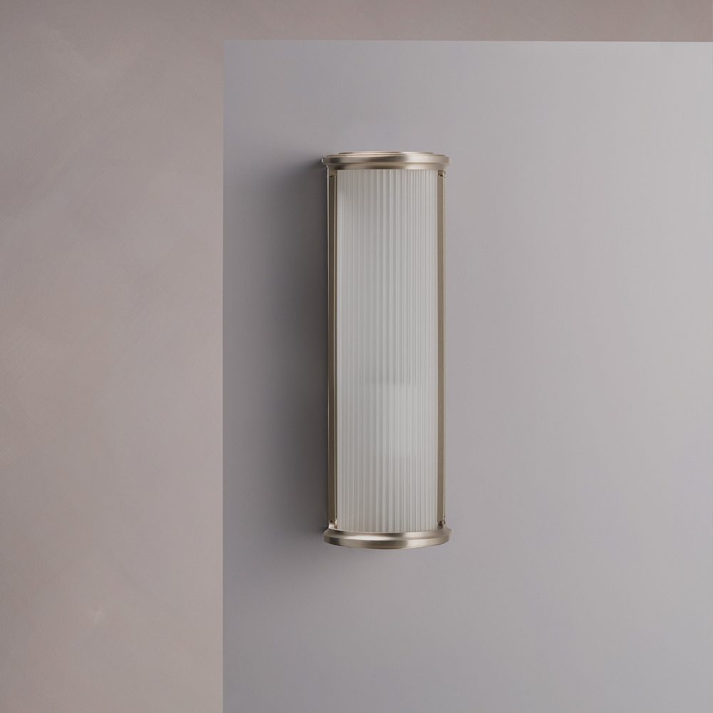Bank Vägglampa, Räfflat Glas – Borstad Nickel