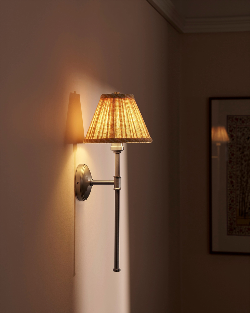Cotswold Vägglampa, Plisserad Lingul – Borstad Nickel
