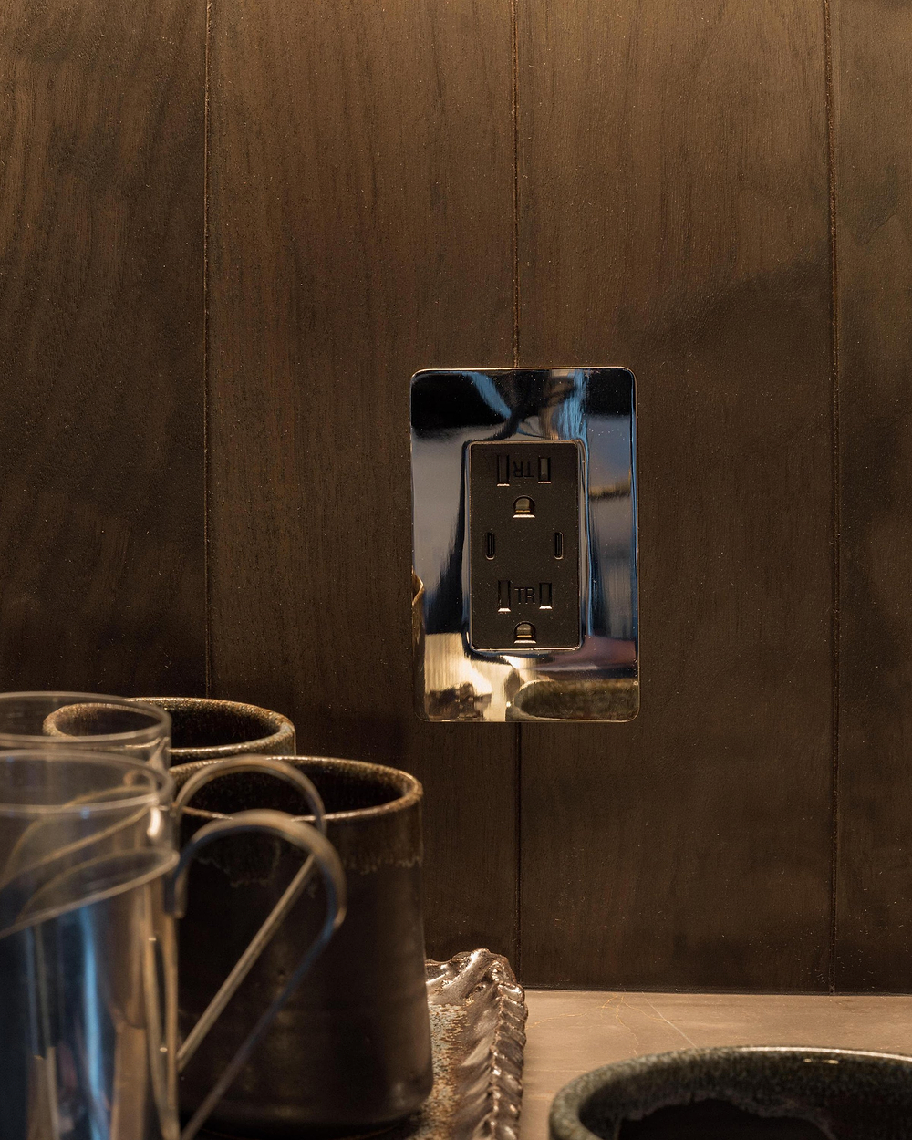 Grove 1G 15A USB Outlet - Polished Nickel Black