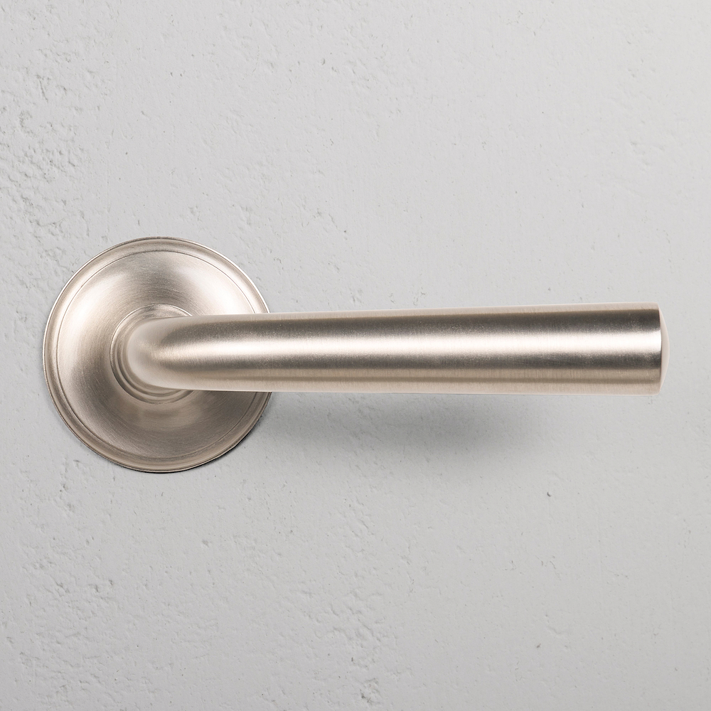 Apsley gefederter Türgriff – Satinnickel