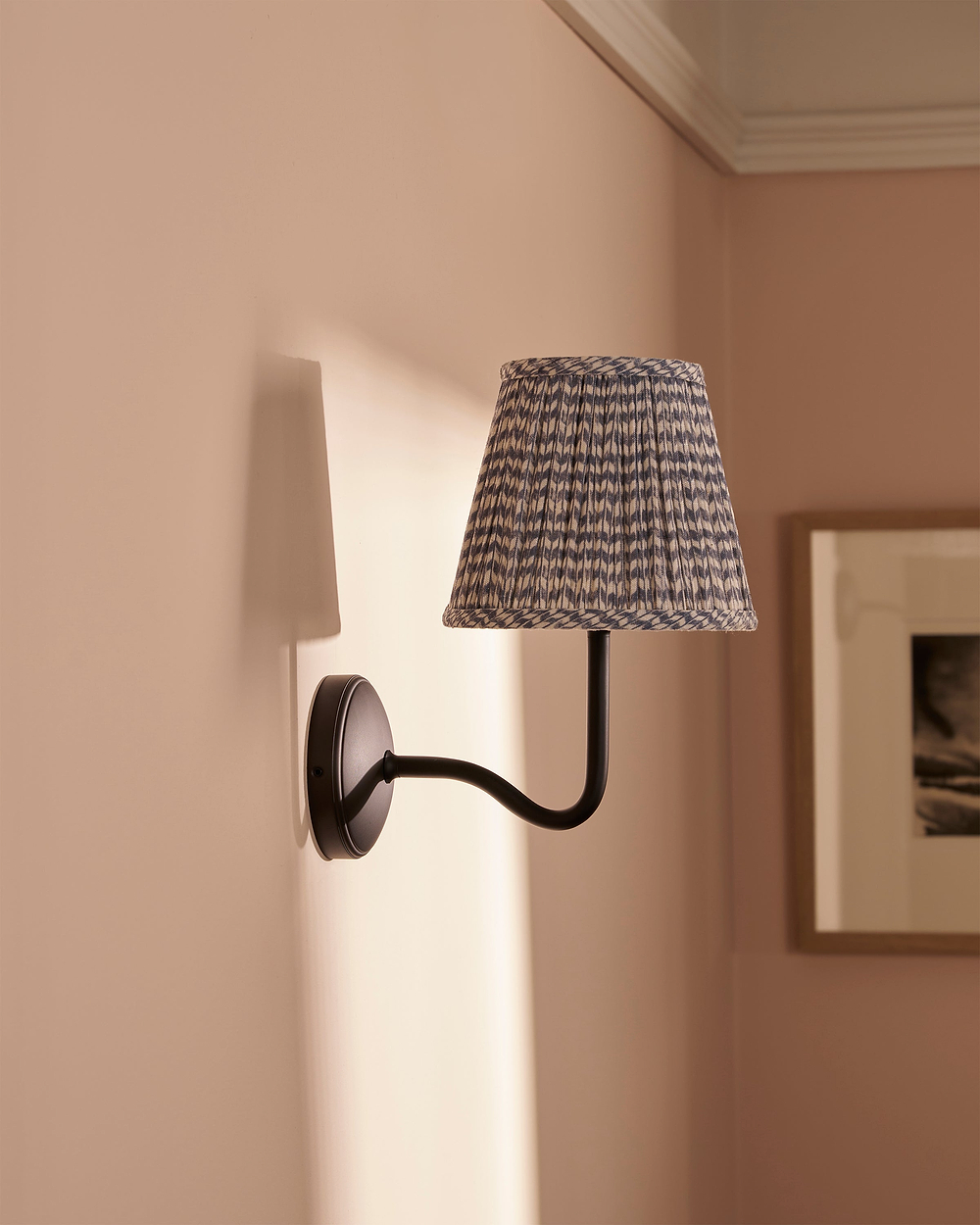 Malvern Medium Wandlamp Geplooid Leiblauw – Brons