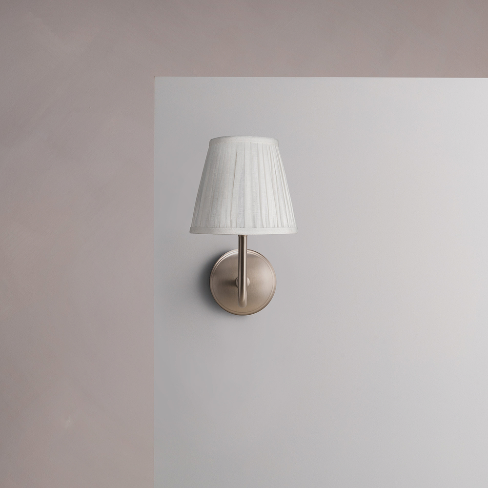 Malvern Medium Vägglampa, Plisserad Alabastervit – Borstad Nickel