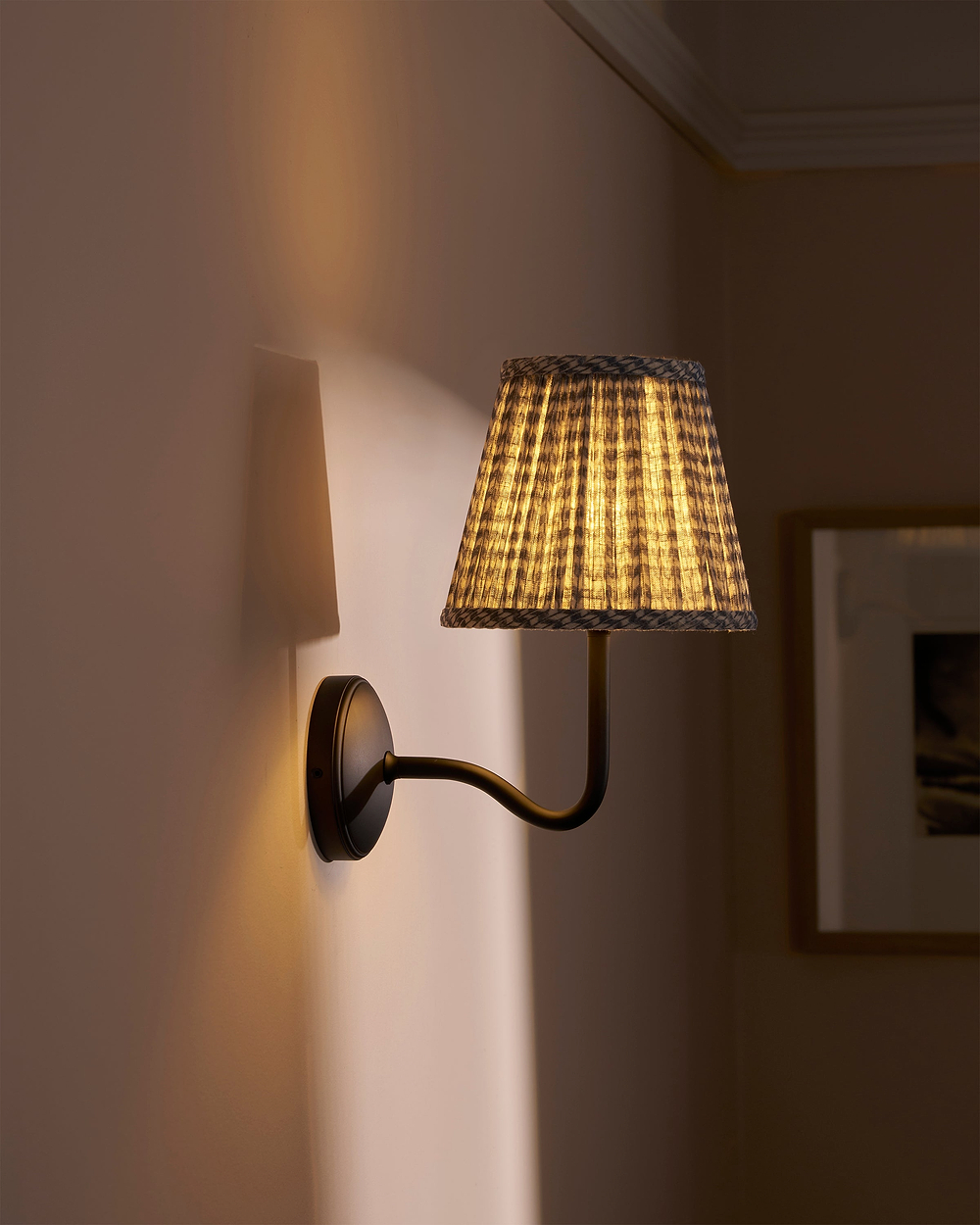 Malvern Medium Wandlamp Geplooid Leiblauw – Brons