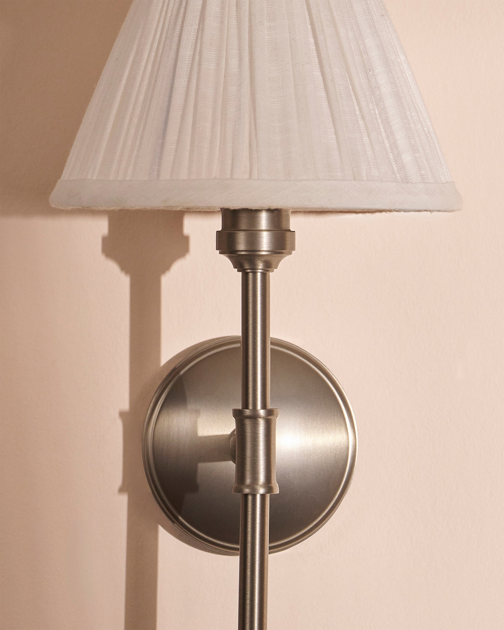 Cotswold Vägglampa, Plisserad Alabastervit – Borstad Nickel