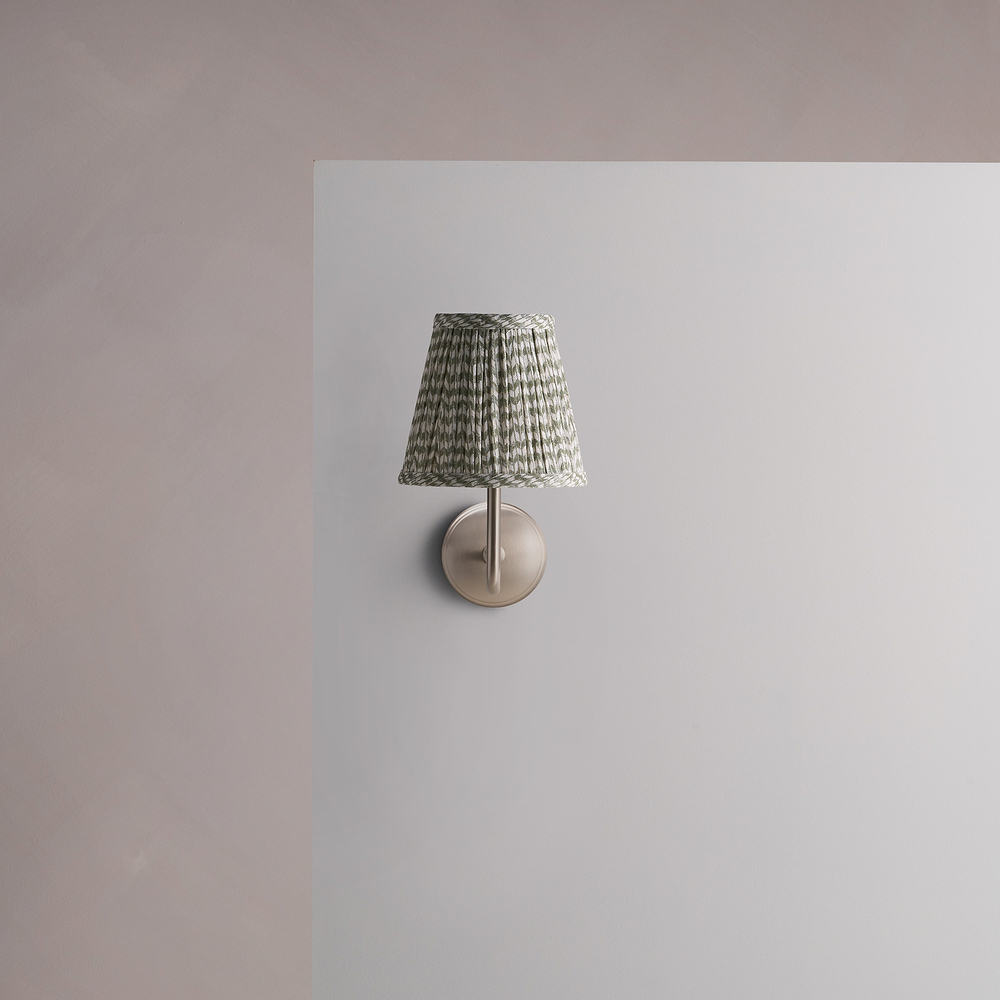 Malvern Liten Vägglampa, Plisserad Mossgrön – Borstad Nickel