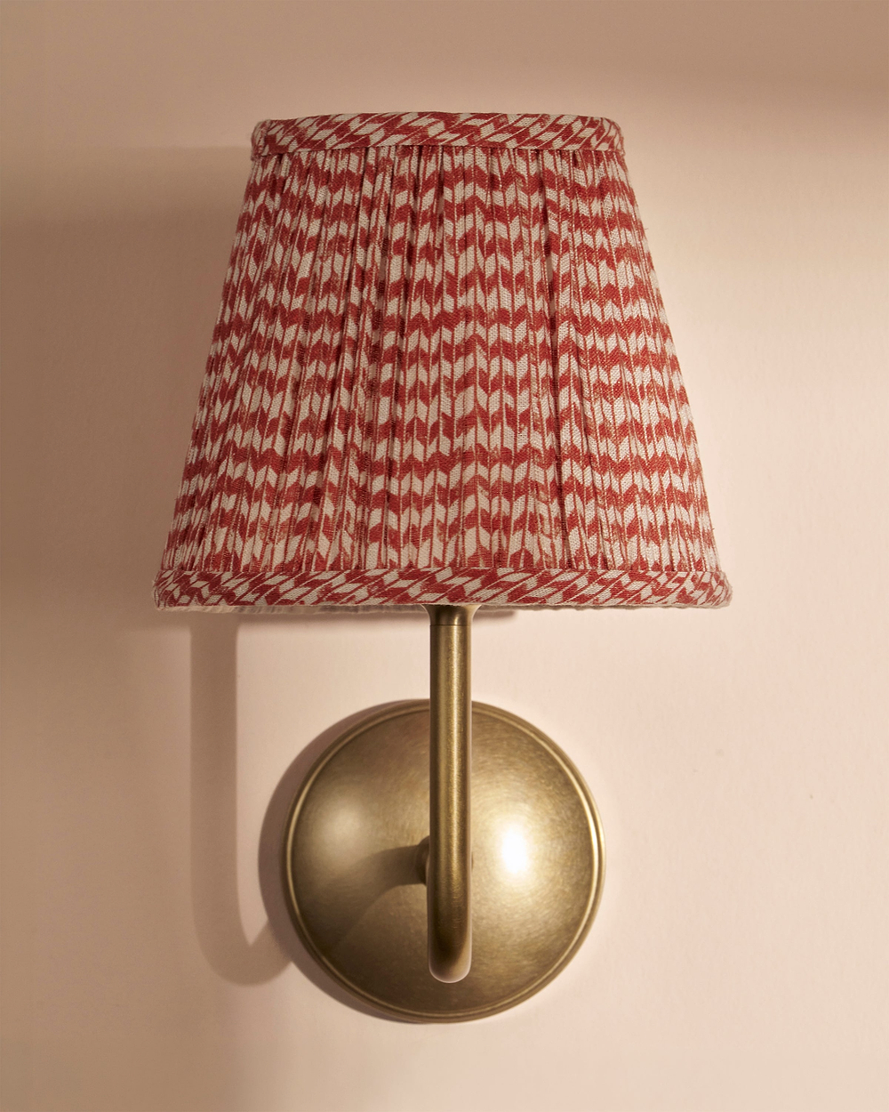Malvern Applique Media con Paralume Plissettato Rosso Terracotta – Ottone Antico
