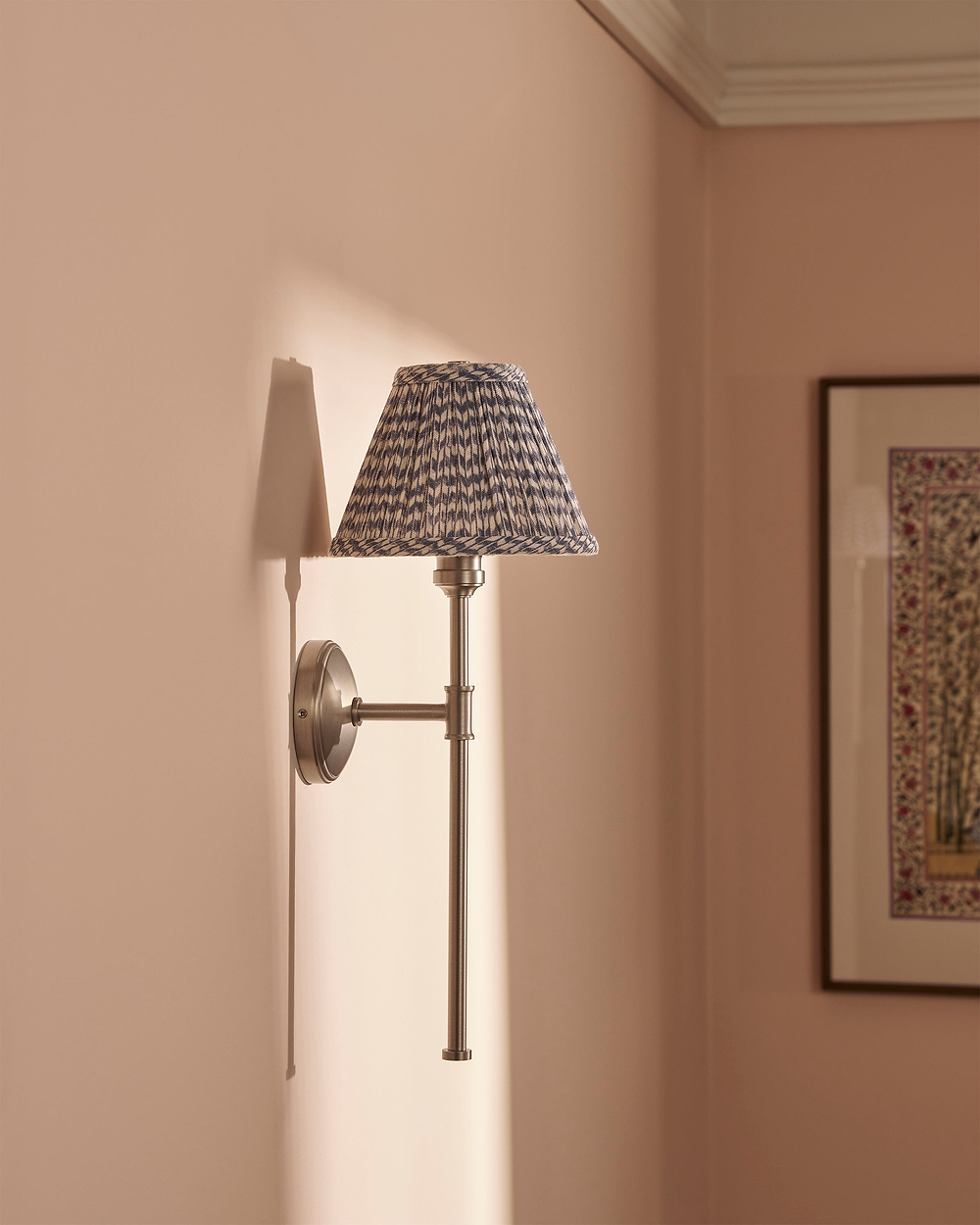 Cotswold Wandleuchte Plissierter Schirm Schieferblau – Satinnickel