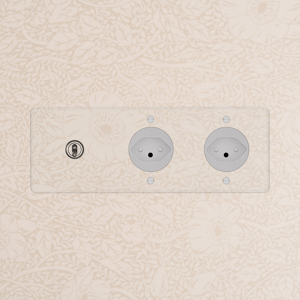 Kew Interrupteur à Levier & Prise Suisse Type J x2 (Plaque Triple) – Nickel Poli à Transparence | Blanc