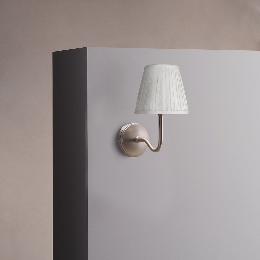 Malvern Medium Vägglampa, Plisserad Alabastervit – Borstad Nickel