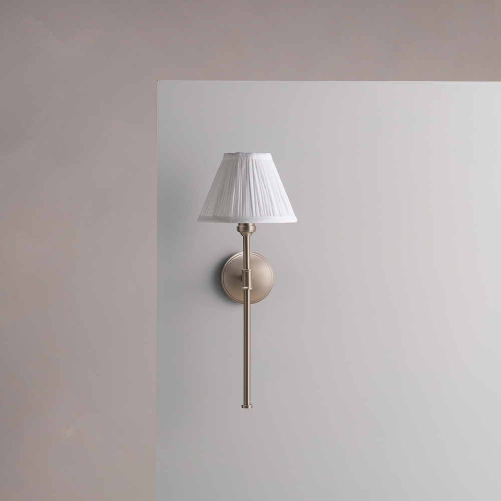 Cotswold Vägglampa, Plisserad Alabastervit – Borstad Nickel