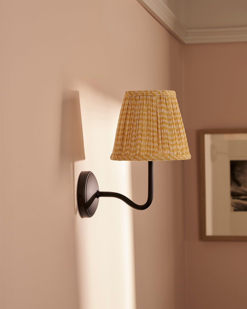 Malvern Medium Wandlamp Geplooid Vlasgeel – Brons