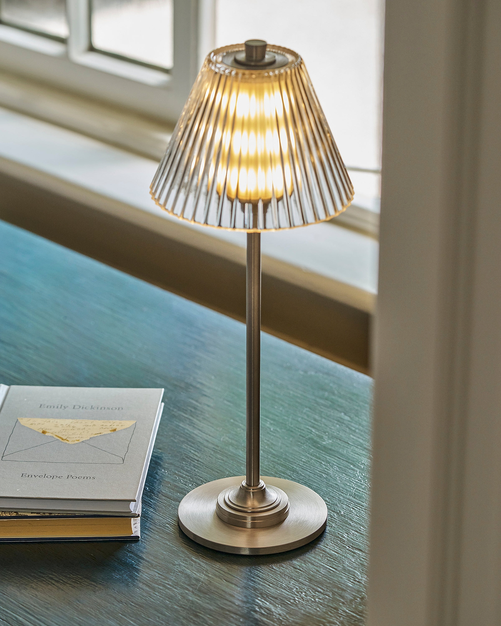 Cotswold Lampada da Tavolo Ricaricabile in Vetro Scanalato – Ottone Antico