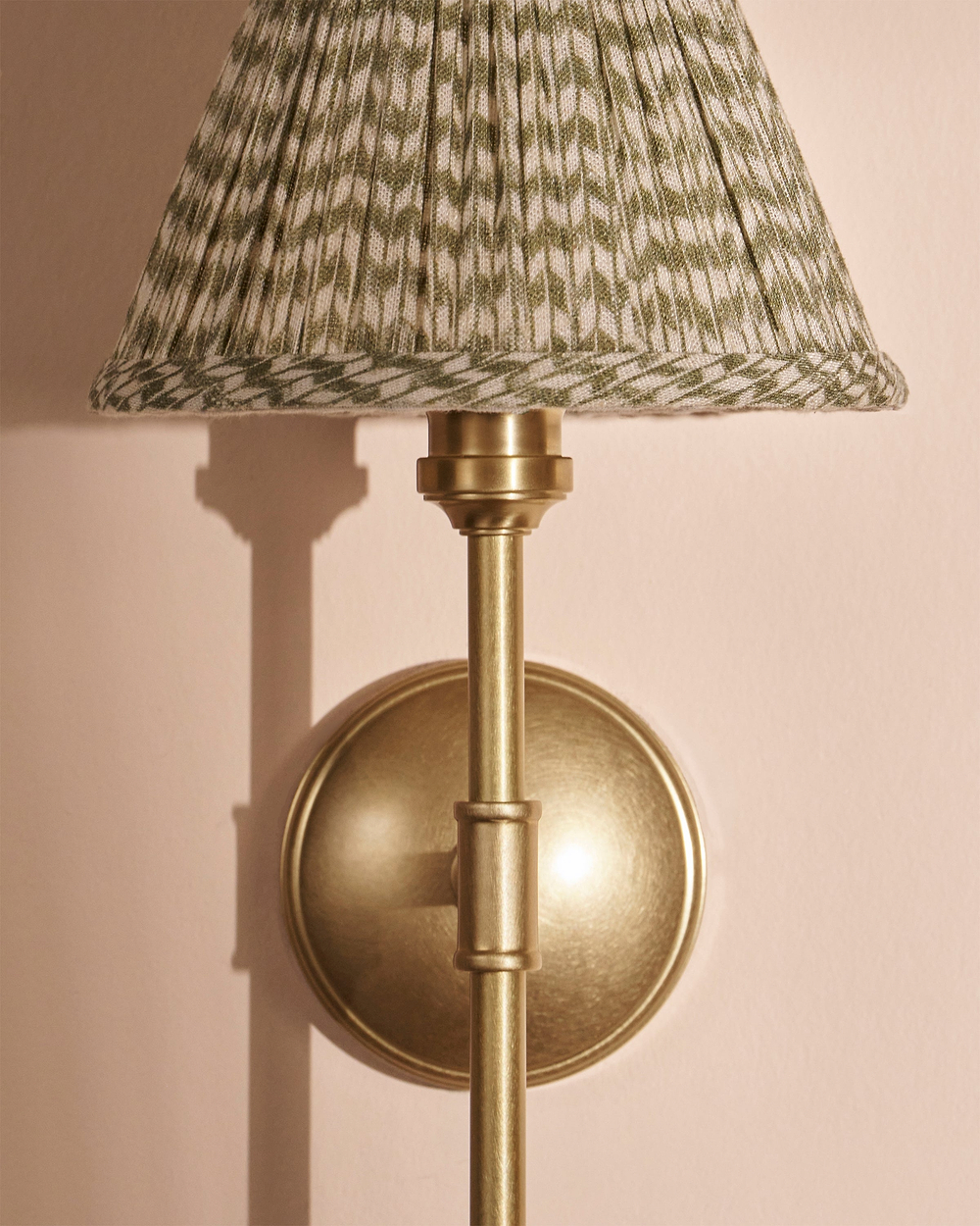 Cotswold Wall Light Pleated Moss Green – Antique Brass