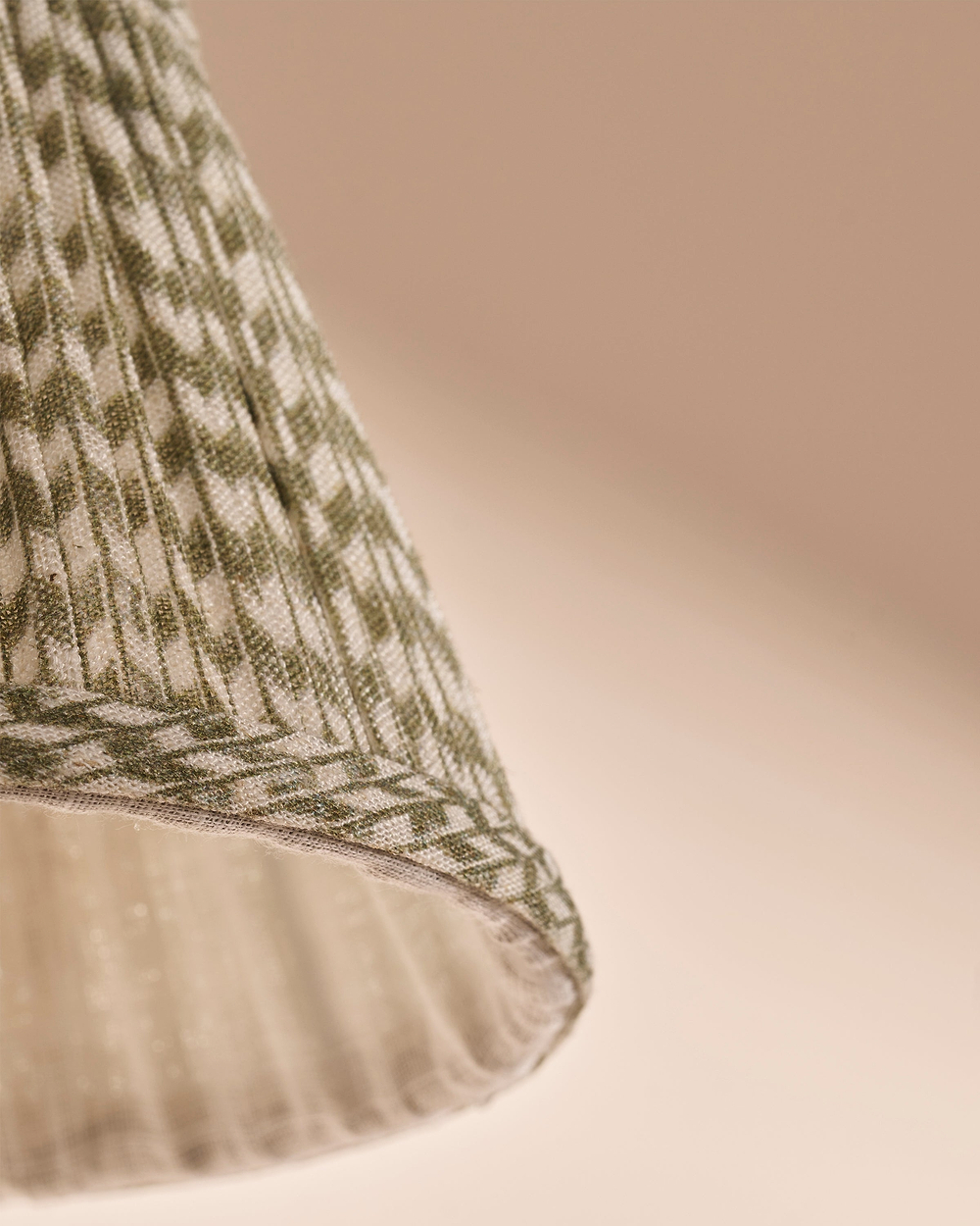 Cotswold Wall Light Pleated Moss Green – Antique Brass