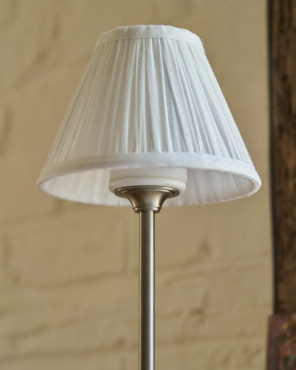 Cotswold Uppladdningsbar Bordslampa, Plisserad Alabastervit – Borstad Nickel